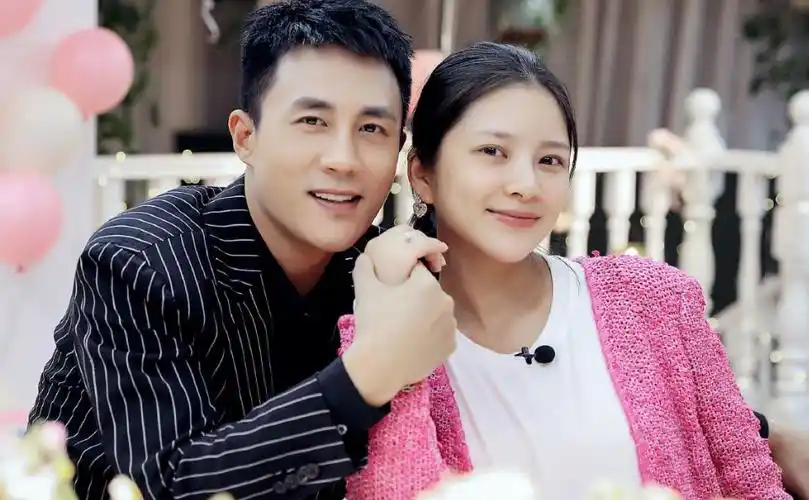 杜淳老婆王灿晒裸腿自拍!皮肤白皙娇嫩,膝盖淤青受伤明显