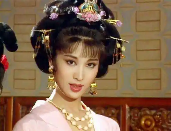 出演过最美扈三娘,古装颜值天花板王皇后的大郑爽,55岁依旧单身