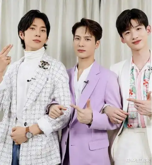 白敬亭王嘉尔互测腰围,数据让人汗颜,井柏然看热闹