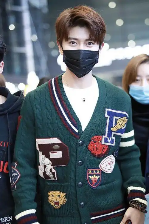 "奶爸"任嘉伦出行穿搭还挺有少年气,基础性单品也很潮,真帅气