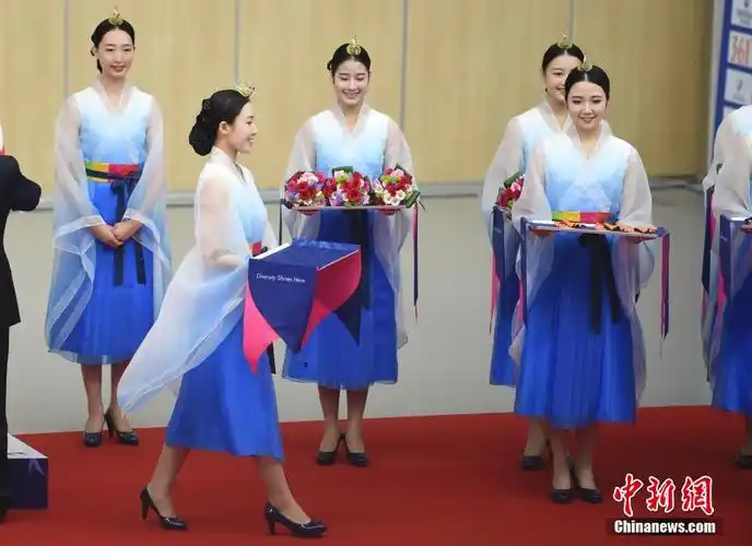 仁川亚运颁奖礼仪小姐亮相 身着传统服饰