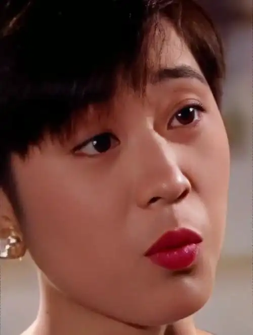 港星女神陈法蓉,英气的短发,又不失女性的柔情!-度小视