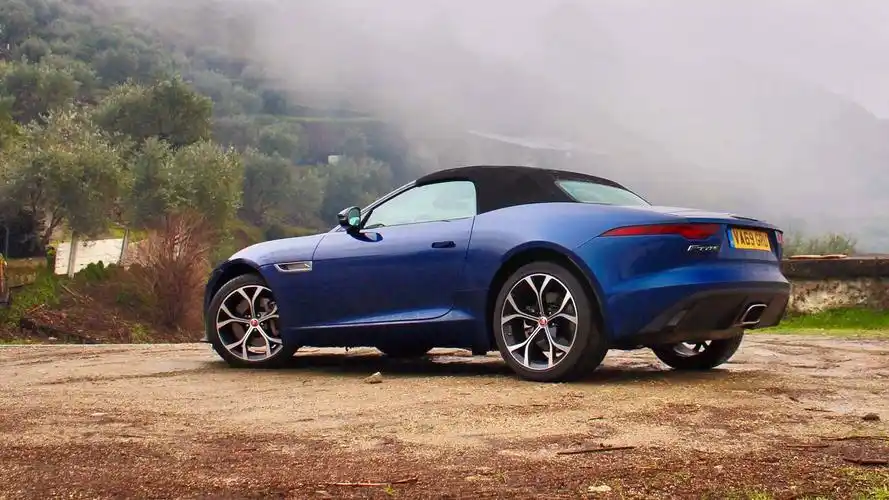 车灯变得又薄又长体验2021款捷豹ftypep300敞篷跑车