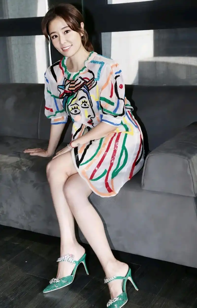 原创44岁的林心如也太会穿了吧!身穿蓝色衬衫配休闲裤,轻松嫩回18岁