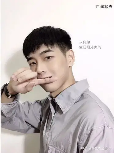 正面:刘海剪到露眉毛(即眉毛上方);适量打薄,剪出参差不齐感觉.