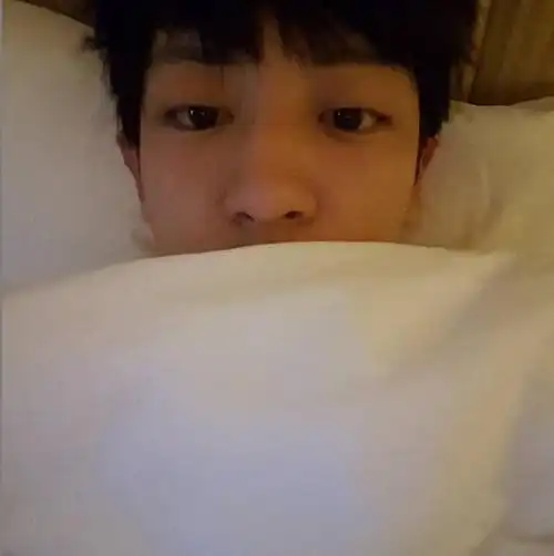 exo灿烈自拍素颜床照 无瑕蜜肌引热赞