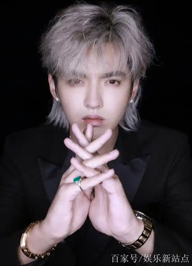 吴亦凡白发造型现身米兰时装周,戴着大金链子,却被称赞很时尚!