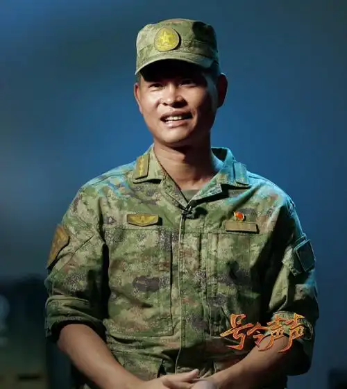 去当兵】#军旅人物#2007年,19岁那年庄泽男给自己换了个杀马特发型,那