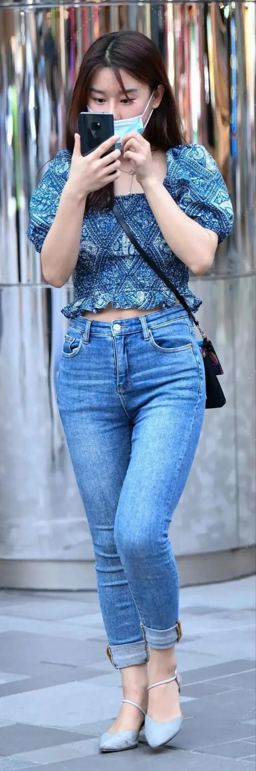 牛仔裤闪亮登场,"微胖"女孩选择牛仔裤,穿出有致身材_紧身