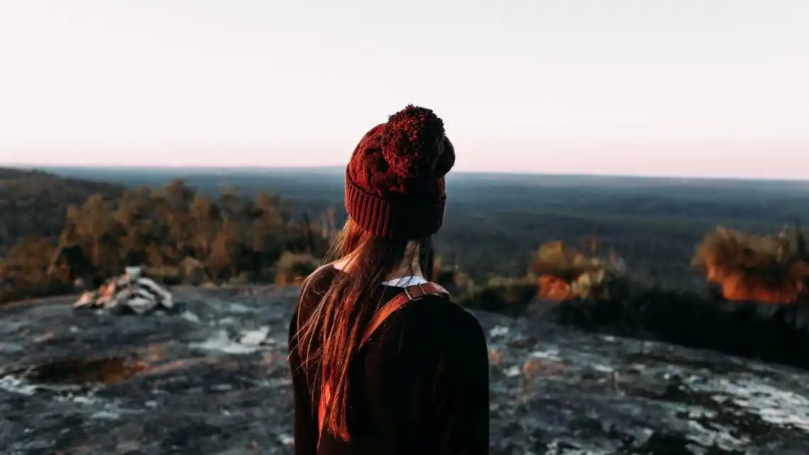 孤独一人的女子背影图片910