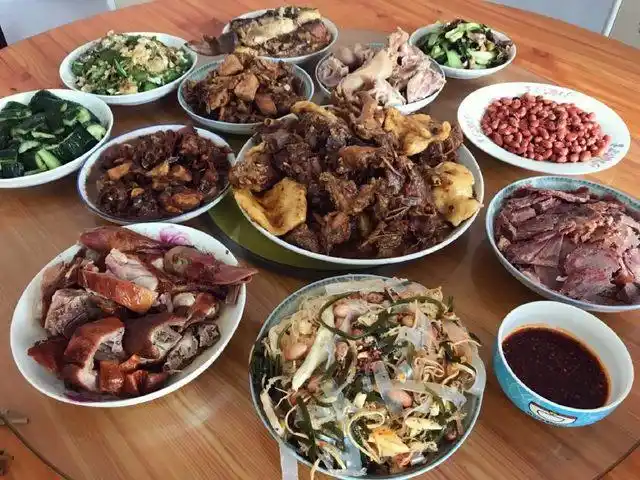 菜是自己种的,鸡鱼肉蛋是自己家养的!农村每天中午都吃的那么好