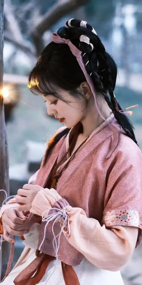 中,首次担当主角饰演猫系女孩茹小岚,2020年,胡意旋又主演了古装剧