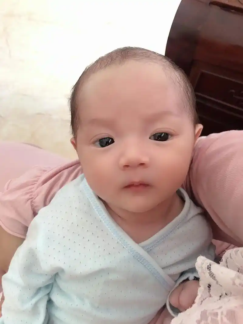 弟弟小时候的模样撞脸最近的网红宝宝拉