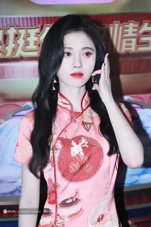 鞠婧祎一袭旗袍秀美腿亮相品牌活动港式妩媚妆容明眸电眼惹人怜