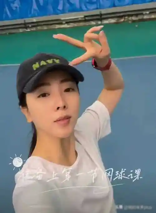 李思思现身网球馆,素颜憔悴,锥子下巴抢镜