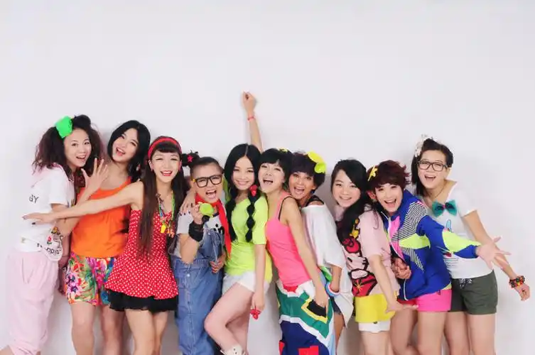 高清组图:"快乐女声"西安唱区10强写真出炉_高清图集_新浪网