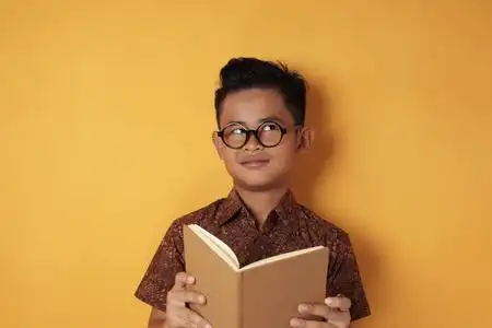 儿童抬头思考聪明的亚洲小男孩读书思考,抬头微笑照片