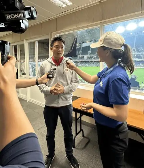 村超登陆香港!为采访霍启山《金融街午餐会》用了这招