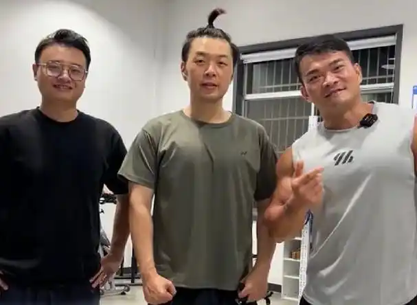 杜海涛参加减肥训练营,已经瘦了有近30斤,胸肌凸显不自然引热议