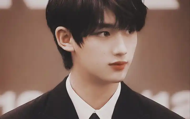 【丁程鑫】国组男团门面,冲上热搜的颜值,到底有多好看?