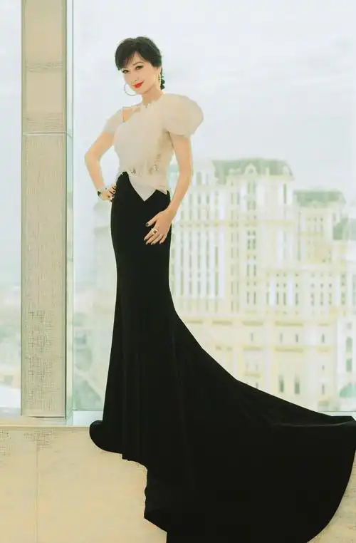 其实赵雅芝本身身高并不算高,但是穿搭上这样一套鱼尾裙,显得她好像有