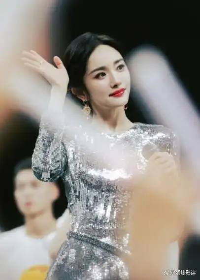 杨幂现身英国伦敦机场 情绪不佳眼神黯淡,引起粉丝强烈担忧