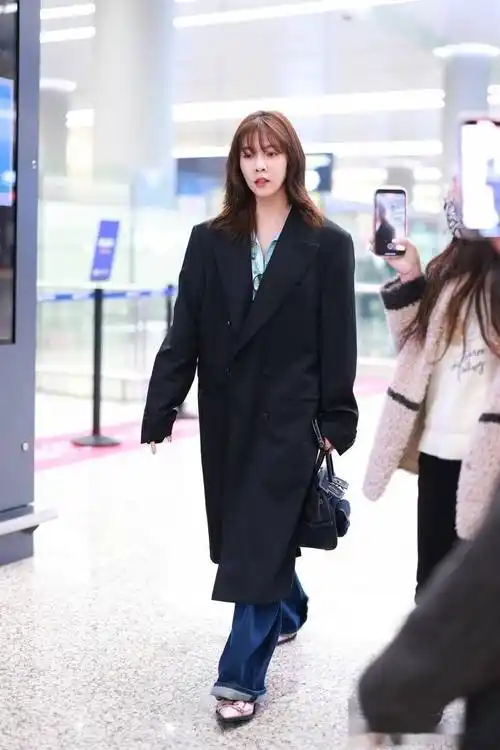 街拍:宋妍霏黑色西装大衣 牛仔裤随性休闲_上海_机场_气质