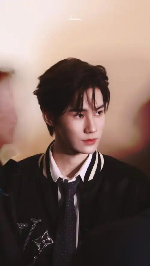 眼睛在张真源身上,挪不动了@时代少年团-张真源最后两张g社生图,一眼