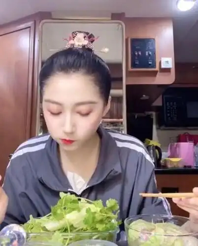 关晓彤直播吃三明治太有食欲,鹅蛋脸成"v"字脸