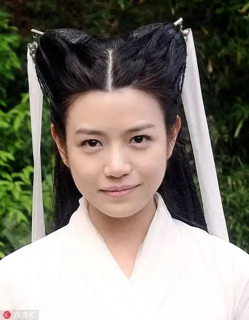 能看出2018版的小龙女在造型上已经很向刘亦菲靠近了,至少发型是相似