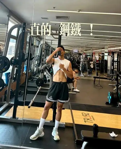 我该怎么解释#阳光男孩 #腹肌 #撸铁男孩  - 抖音