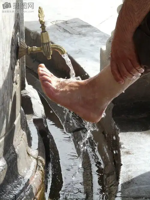 水龙头下的一只脚