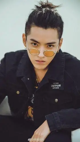 时尚明星吴亦凡菠萝头造型