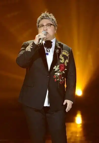 50岁韩红复出首秀大爆火封面首秀暴瘦40斤穿一身黑霸气十足