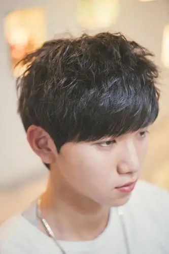 男生斜齐刘海发型图片超帅的男生韩式烫发