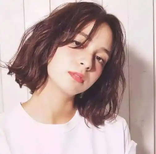 适合四十岁女人的4款减龄烫发,时髦显气质,看着就比同龄人年轻_头发