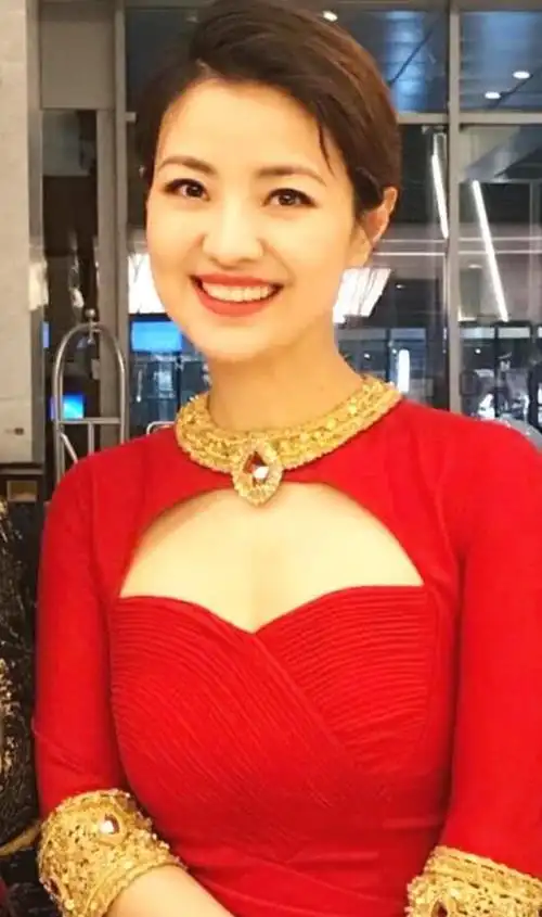 央视最美主持人,与撒贝宁分手后嫁富二代,如今却沦为网红卖货