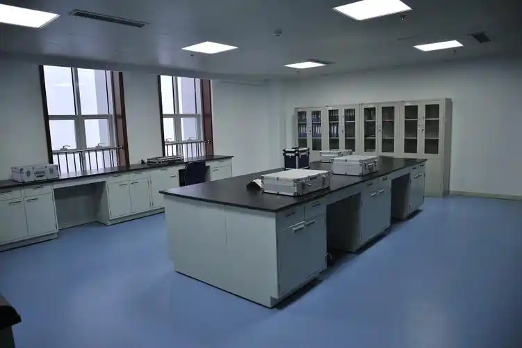 微生物实验室:分为准备室,缓冲间和工作区,面积不宜小于35㎡.