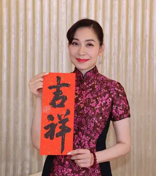 61岁邝美云近照曝光,美貌颜值重回巅峰,优雅地老去却让人喜爱