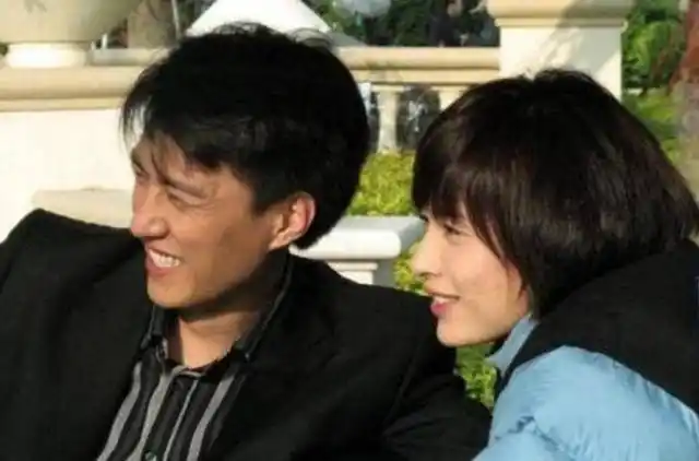 "老男人"靳东,与离过婚的江珊恋爱五年,为何转身娶二婚的李佳