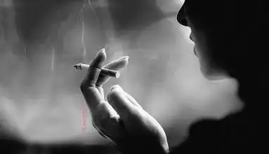 男人抽烟伤感图片 而是你创造了天长地久的爱情