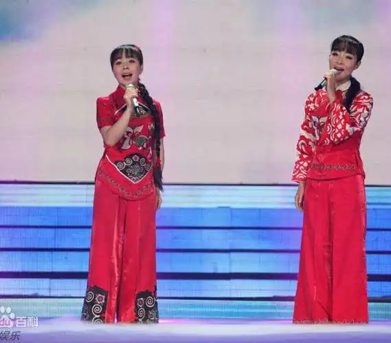 ▼ 姐妹花王二妮,王小妮演唱