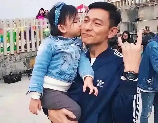 模范爸爸刘德华为女儿配4个保镖3个保姆房本全写女儿名字