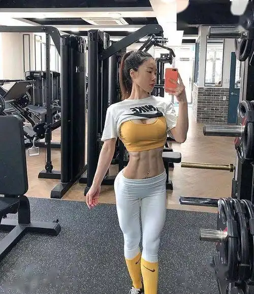 最近很火的肌肉女腹肌完爆许多男性