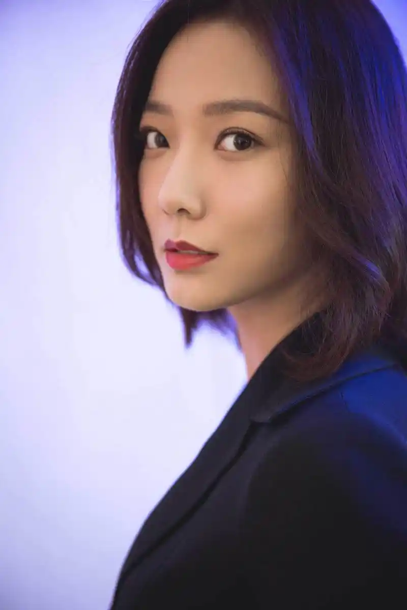 王珞丹西装亮相某品牌开幕活动 简约大气尽显职场范儿