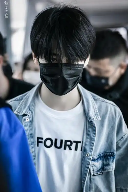 张真源今日机场饭拍牛仔外套白t恤少年感十足