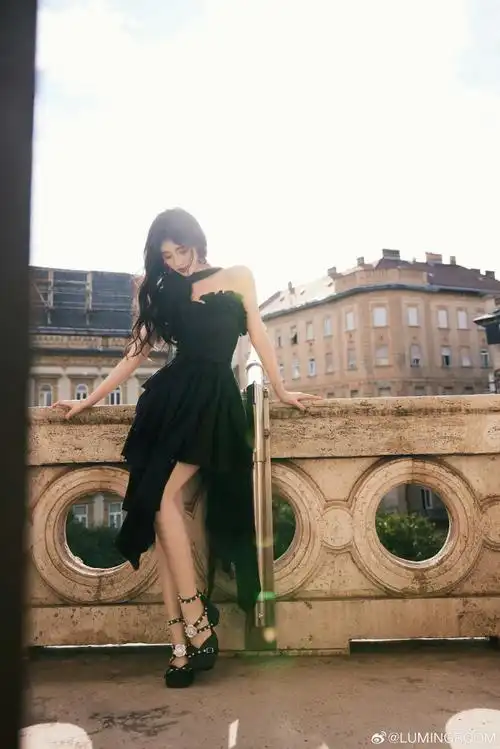 room aw23黑色水晶灯锆石耳坠,黑色水晶锆石花朵高跟鞋 77@鞠婧祎in