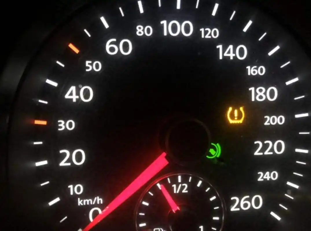 车上感叹号黄灯亮起是什么意思?感叹号加个括号亮起是什么意思?
