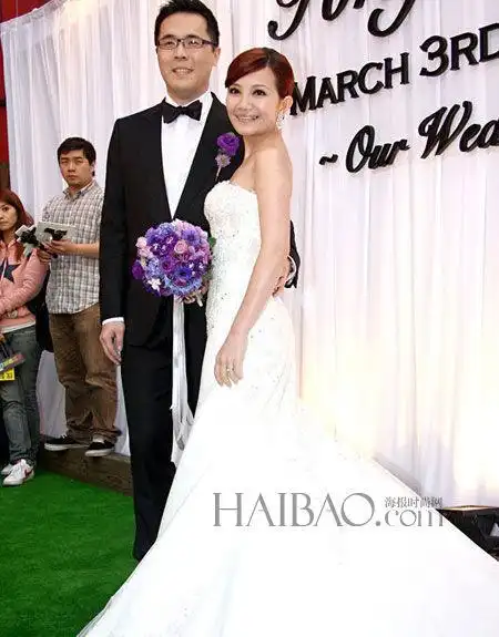 梁静茹身穿王薇薇 (vera wang) 婚纱