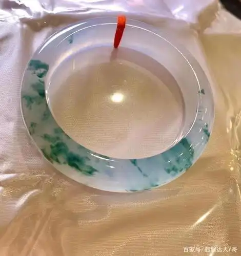 冰种飘花的翡翠手镯欣赏